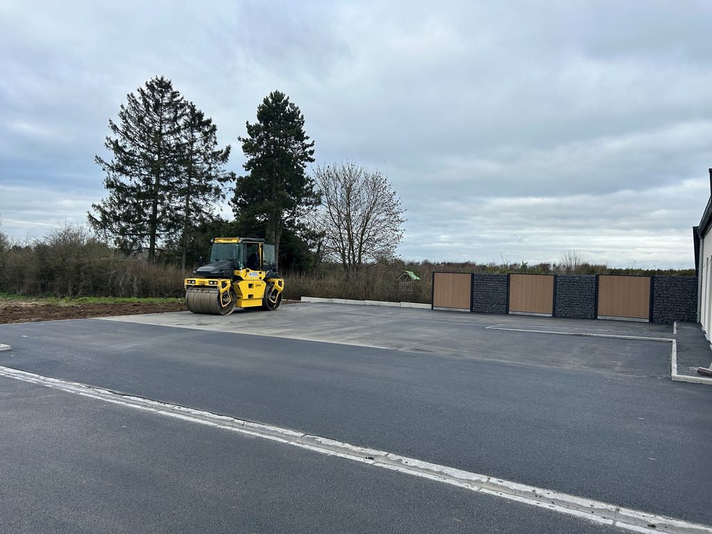Compacteur Bomag sur un parking en enrobé neuf, secteur du Quesnoy