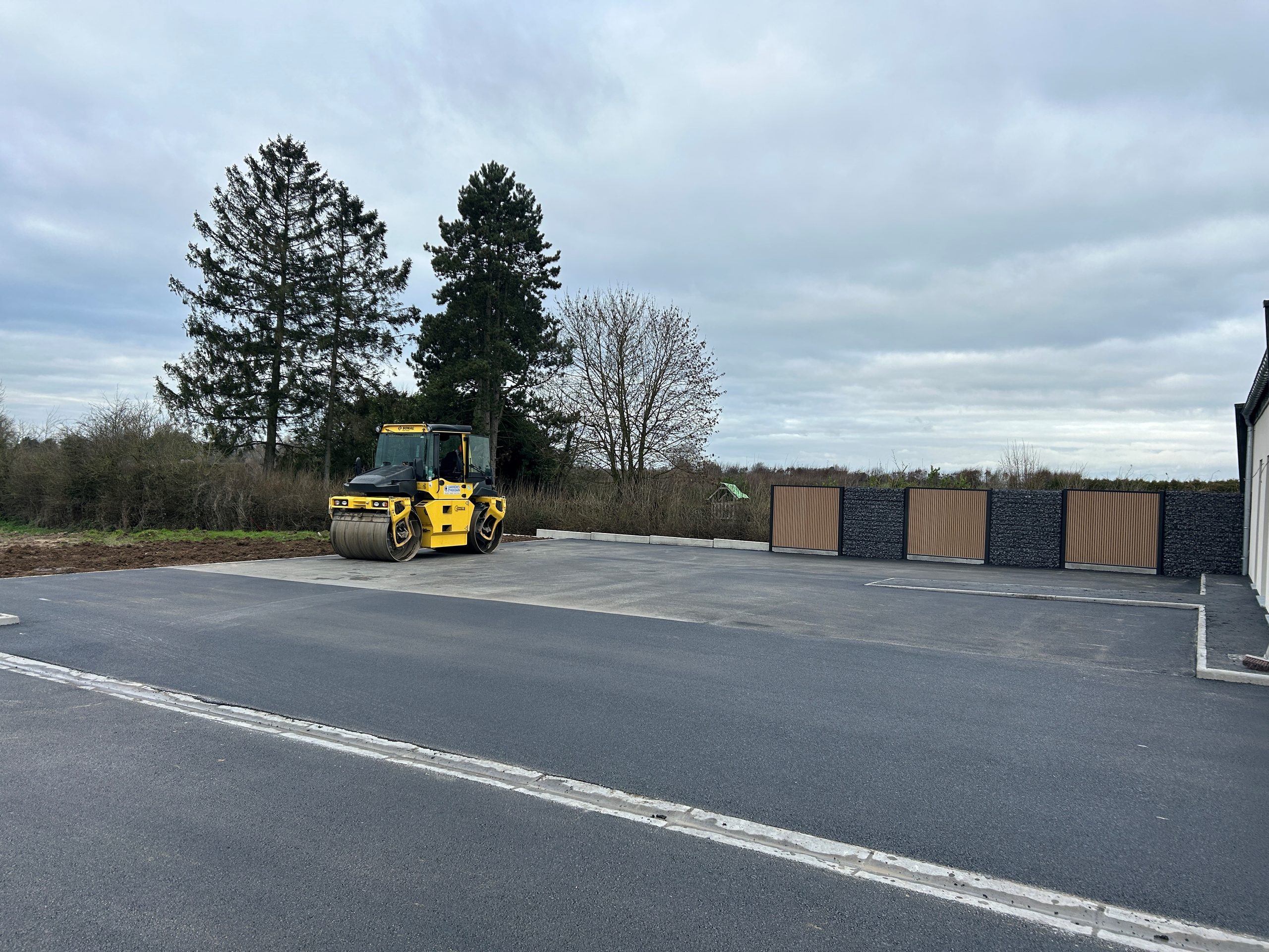 Application d’enrobés pour un parking VL de maison médicale – secteur du Quesnoy