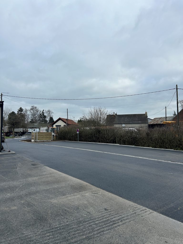 Chantier d’application d’enrobés pour un parking de maison médicale, secteur du Quesnoy