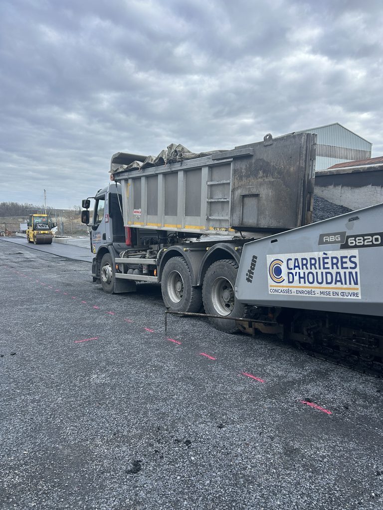 Camion benne alimentant le finisseur Carrières d'Houdain en enrobé sur le chantier du parking
