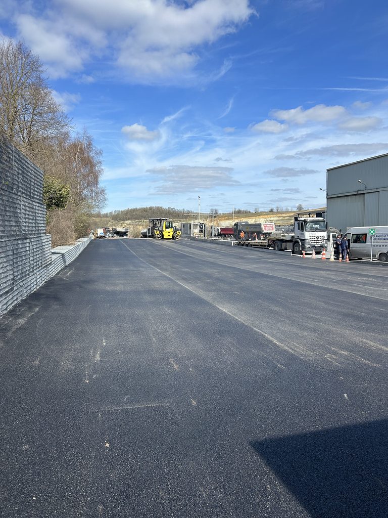 Parking pour véhicules légers terminé en enrobé sur un site industriel