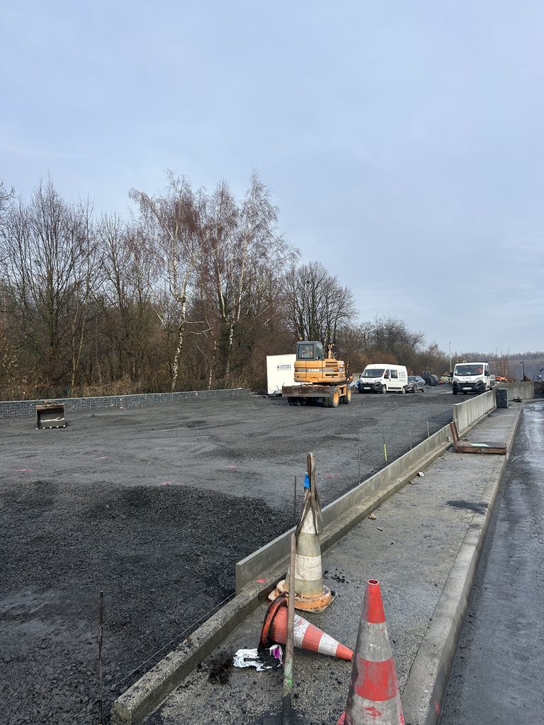 Plateforme du parking industriel avant application des enrobés, forme réglée et bordures en place