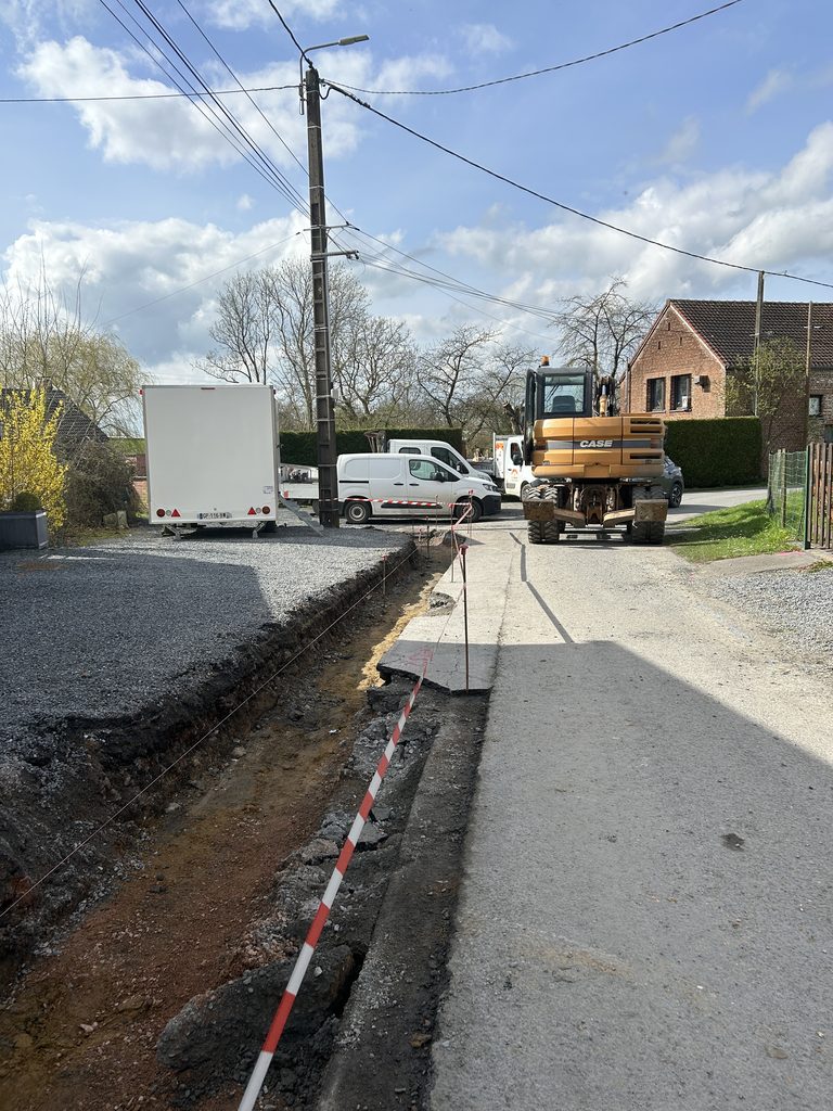 Préparation de la tranchée en bord de chaussée avant la pose des caniveaux CC1