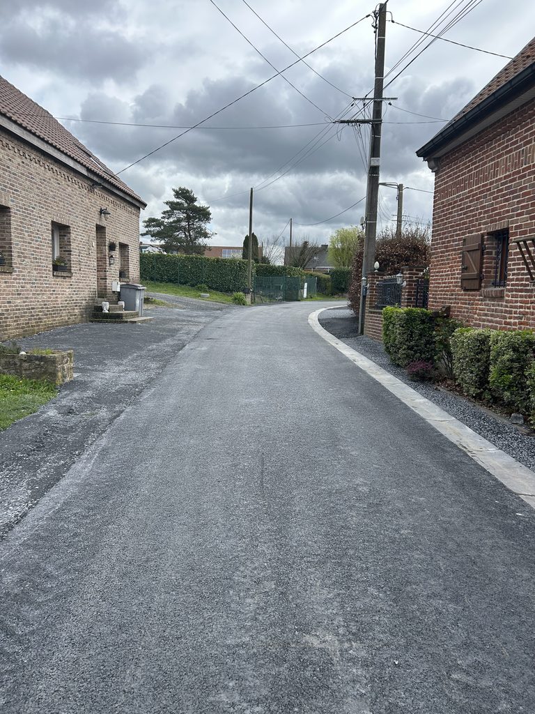 Voirie refaite en enrobé entre des habitations, après les travaux des Carrières d'Houdain